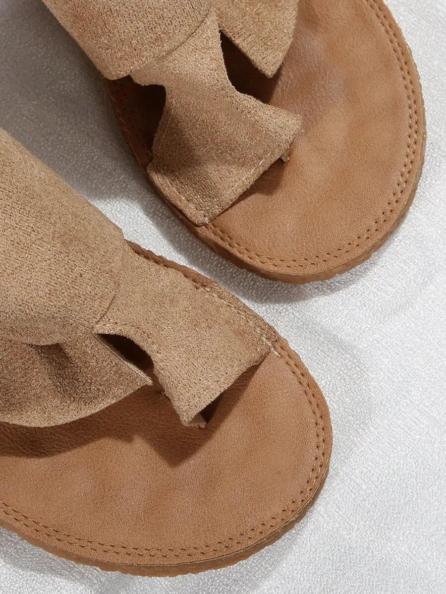 Elegant, comfortable, and versatile flat slippers; women's slip-on sandals with a bow detail; suede upper with a toe-separated design; casual fisherman-style beach sandals