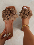 New women's comfortable and lightweight 3D floral-embellished flat sandals; vacation-style beach PU leather brown flip-flops—the perfect choice for summer outfits